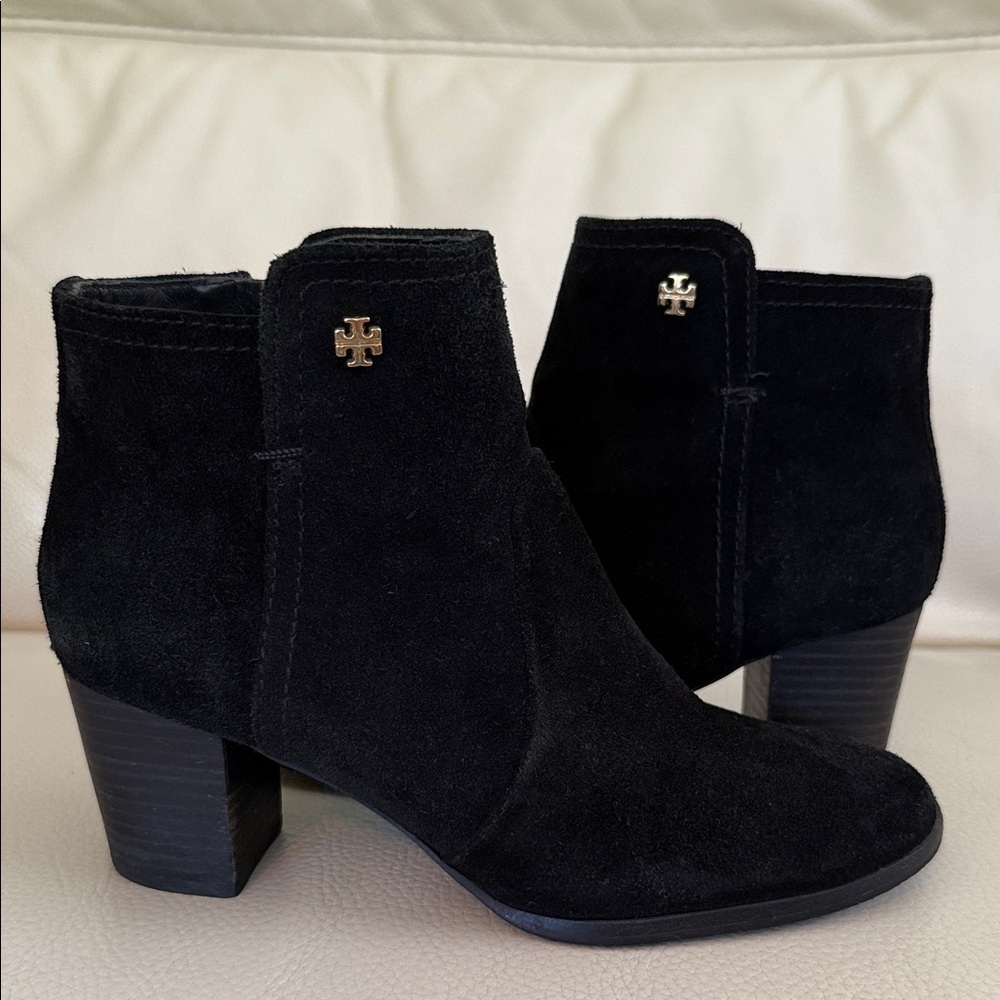 Tory Burch (sabe)Black Ankle Booties with Gold Logo sz6